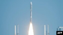 Phi thuyền Juno được phóng đi, trên hỏa tiễn Atlas, từ Mũi Canaveral, bang Florida