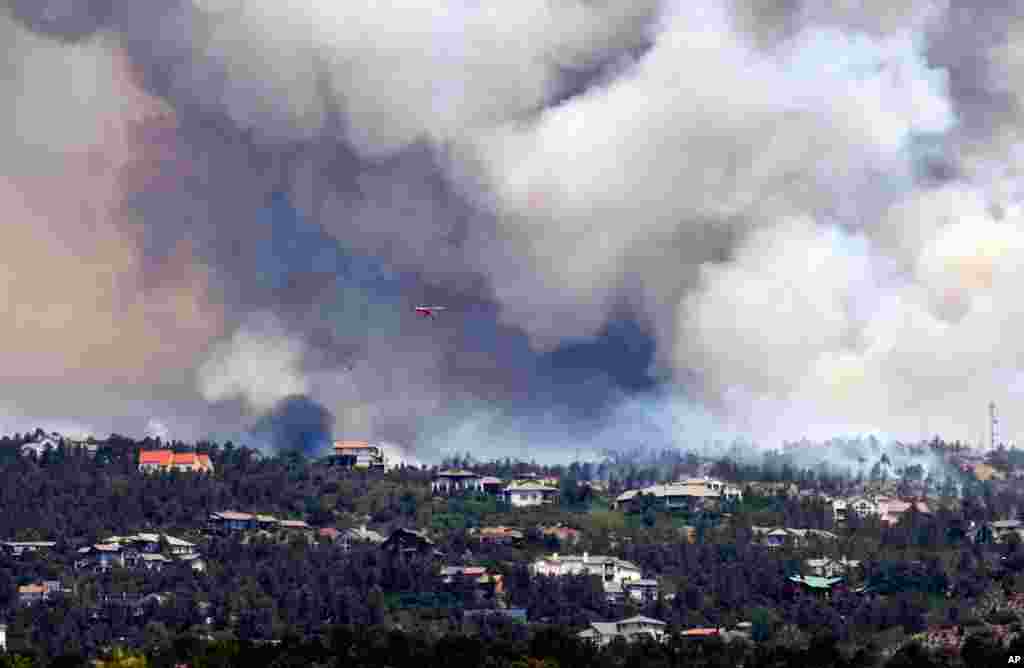 Asap mengepul akibat kebakaran hutan di dekat Colorado Springs, Colorado, 24 Juni 2012.