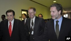 Υποδοχή κ. Γερουλάνου από τον Γεν. Δ/ντή της VOA, Dan Austin (κέντρο) και τον Δ/ντή της Ελληνικής Υπηρεσίας, Γιώργο Μπίστη