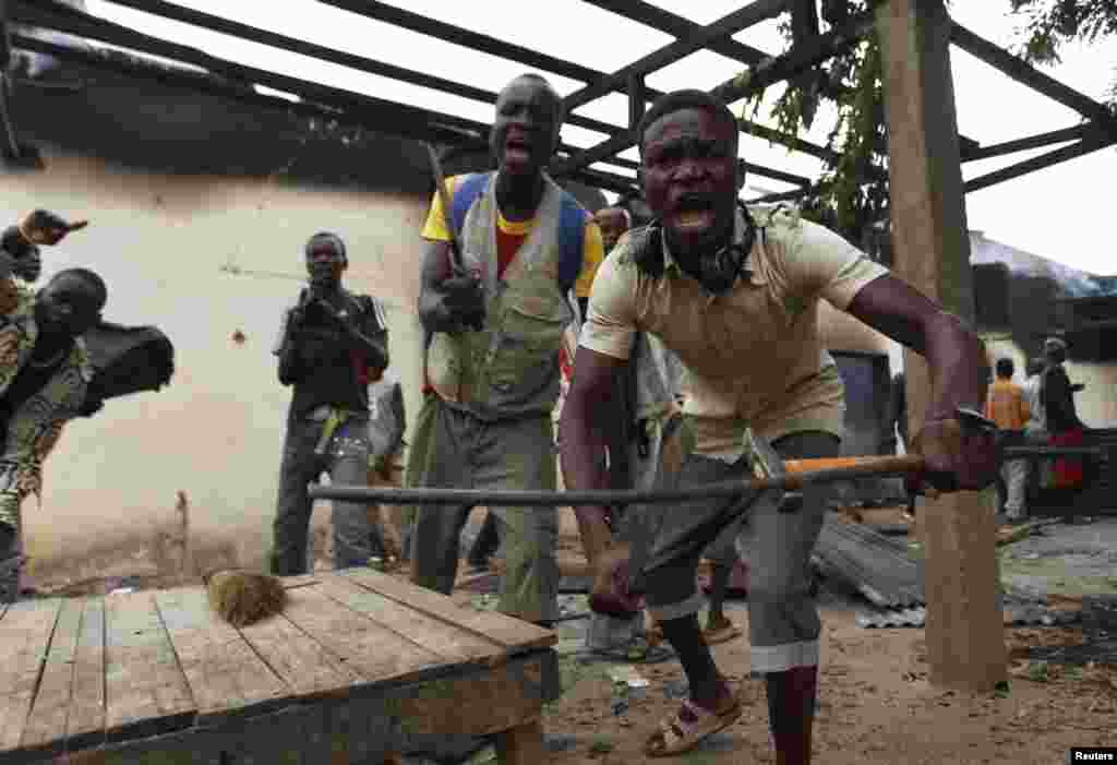 Christians loot a mosque in Bangui December 10, 2013. REUTERS/Emmanuel Braun