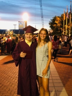 Annika Francke bersama adiknya saat wisuda (foto: courtesy).