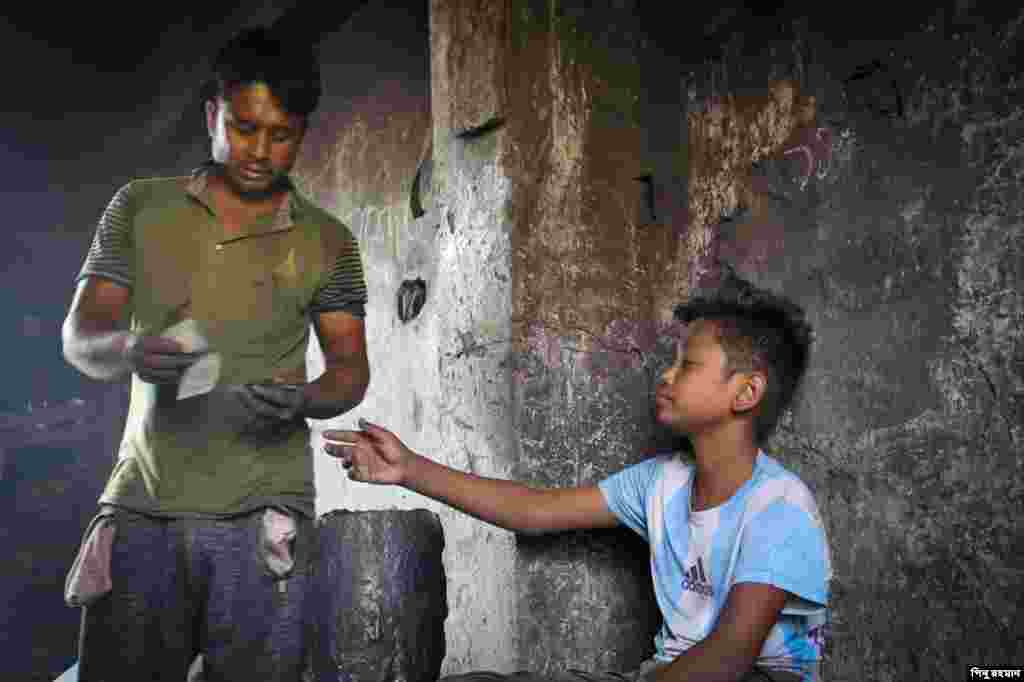 সারা দিনের পরিশ্রমের শেষে মলিন ক্লান্ত মুখে হাত বাড়ায় পারিশ্রমিকের জন্য- ফটো- পিনু রহমান 