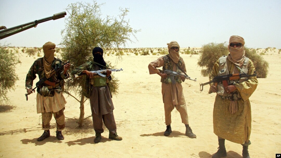 Militan Islamis Mali, Ansar Dine di padang pasir di luar Timbuktu (foto: dok). Pasukan Mali menuju Timbuktu untuk menggempur militan Islam. 