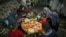 Sebuah keluarga Palestina menikmati Iftar, makanan berbuka puasa, selama bulan Ramadan di apartemen mereka yang rusak di Jabaliya, Jalur Gaza utara (foto: ilustrasi). 