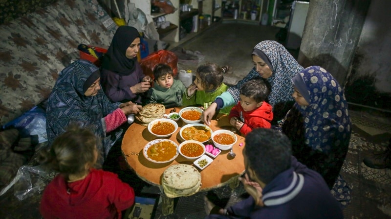 Perempuan Gaza Daur Ulang Kardus untuk Hiasan Ramadan