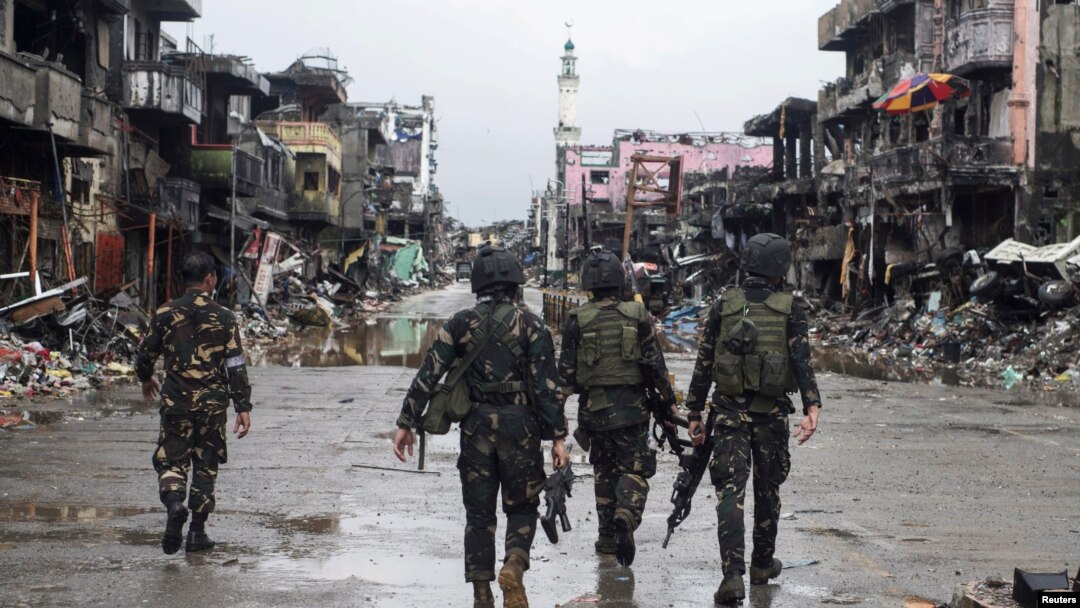 Các lực lượng chính phủ đi vào khu vực bị tàn phá ở thành phố Marawi, Philippines, ngày 17/10/2017.