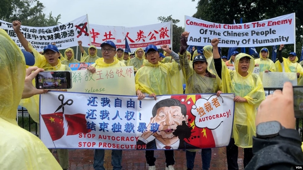 10月1日,中国民运团体在白宫前抗议中共当局对人民的压迫,希望美国政府能听到他们的声音,带领自由世界一同制裁中共