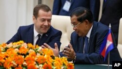 លោក Dmitry Medvedev នាយក​រដ្ឋ​មន្ត្រី​រុស្ស៊ី​ស្តាប់​​លោក​នាយក​រដ្ឋ​មន្ត្រី ហ៊ុន សែន ក្នុង​អំឡុង​ពិធី​ចុះ​ហត្ថលេខា​លើ​ឯកសារ​មួយ​ចំនួន​នៅ​រាជធានី​ភ្នំពេញកាល​ពី​ថ្ងៃទី២៤ ខែ​វិច្ឆិកា ឆ្នាំ​២០១៥។ (Dmitry Astakhov/Sputnik, Government Pool Photo via AP))