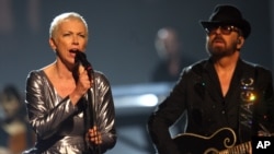 Annie Lennox and Dave Stewart of the Eurythmics perform in Los Angeles in 2014 (AP).