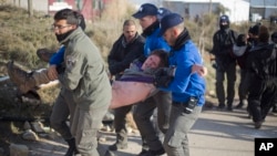 Israeli police arrest a settler in the Amona outpost in the West Bank, Feb. 1, 2017. Israeli forces have begun evacuating the controversial settlement, which is the largest of about 100 unauthorized outposts erected in the West Bank.