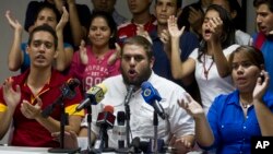 "No podemos esperar más. Venezuela no puede esperar más", dijo Requesens (centro).