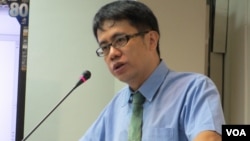 Yan Jue-an member of Taiwan Democracy Watch, speaks at a hearing in Taipei. (For VOA / Z. Yongtai)