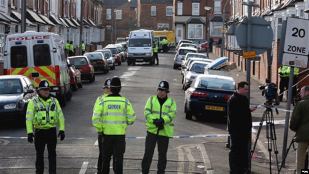 Polisi Inggris memblokade jalan dalam operasi penangkapan tersangka teror di Birmingham (foto: dok).
