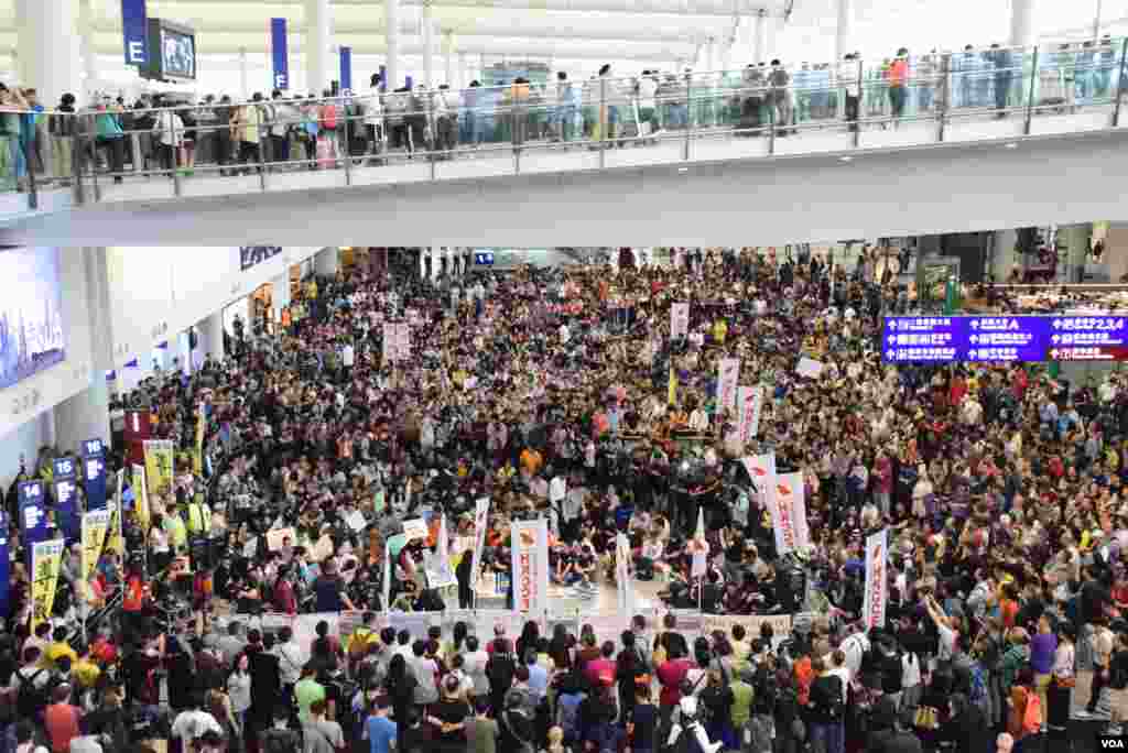 香港空勤人員總工會在香港國際機場發起靜坐集會有2,500人參與。(美國之音湯惠芸攝）