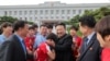 Pemimpin Korea Utara Kim Jong Un bertemu dengan anggota timnas sepak bola putri U-20 yang baru saja menjuarai PIala Dunia di Kolombia, dalam sebuah acara di Pyongyang, pada 30 September 2024. (Foto: KCNA via Reuters)