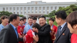 Pemimpin Korea Utara Kim Jong Un bertemu dengan anggota timnas sepak bola putri U-20 yang baru saja menjuarai PIala Dunia di Kolombia, dalam sebuah acara di Pyongyang, pada 30 September 2024. (Foto: KCNA via Reuters)