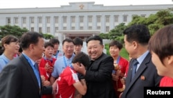 Pemimpin Korea Utara Kim Jong Un bertemu dengan anggota timnas sepak bola putri U-20 yang baru saja menjuarai PIala Dunia di Kolombia, dalam sebuah acara di Pyongyang, pada 30 September 2024. (Foto: KCNA via Reuters)