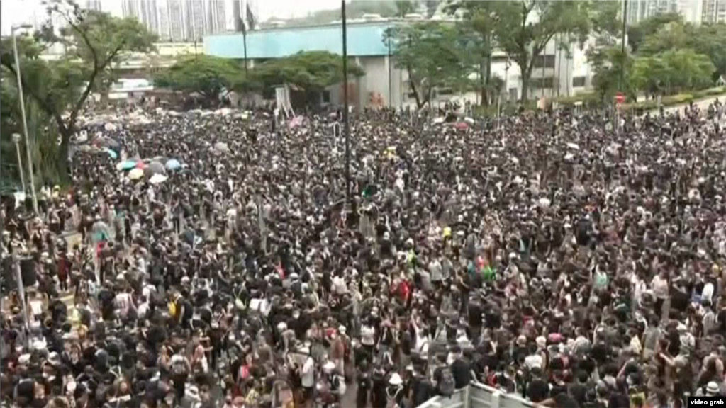大會稱有11萬5000人參與香港沙田反送中遊行 （視頻截圖）
