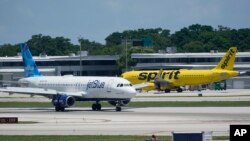 Un avión de JetBlue Airways rueda en la pista el 7 de julio de 2022, en el Aeropuerto Internacional Fort Lauderdale-Hollywood, en Fort Lauderdale, Florida, EEUU. 