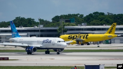 Un avión de JetBlue Airways rueda en la pista el 7 de julio de 2022, en el Aeropuerto Internacional Fort Lauderdale-Hollywood, en Fort Lauderdale, Florida, EEUU. 