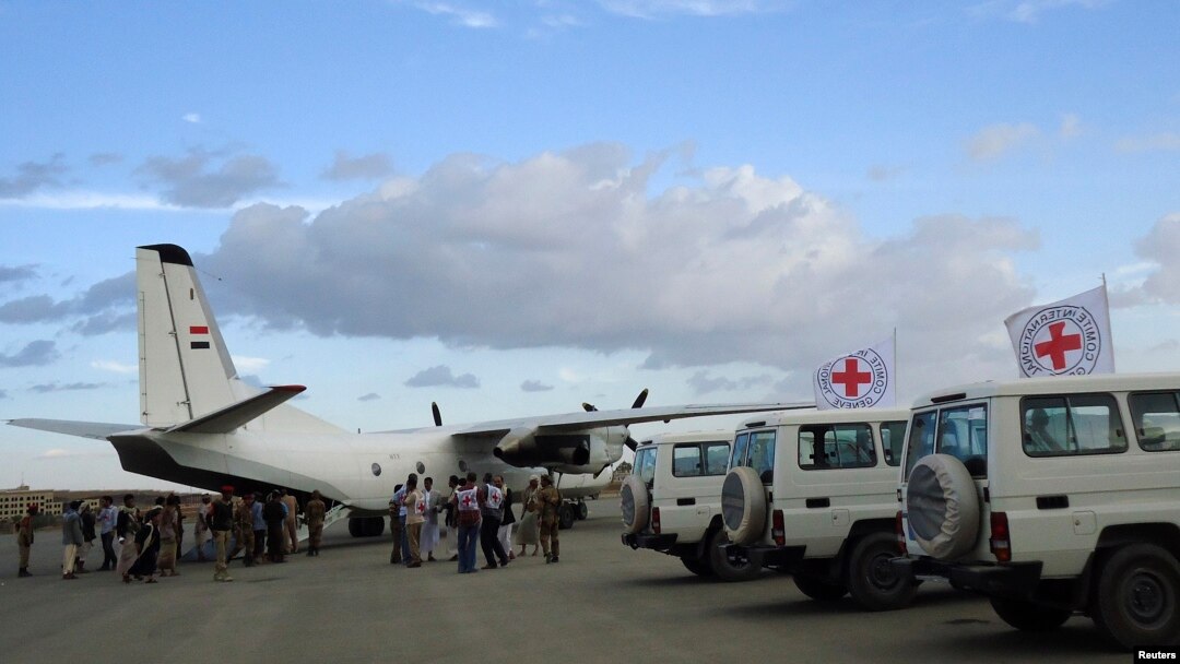 Tim medis dari Palang Merah Internasional dan tentara di bandara Saada, Aljazair (Foto: dok). Tim medis Palang Merah International dilaporkan telah mendarat di ibukota Yaman, Sanaa, Selasa (7/5).