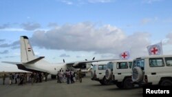 Tim medis dari Palang Merah Internasional dan tentara di bandara Saada, Aljazair (Foto: dok). Tim medis Palang Merah International dilaporkan telah mendarat di ibukota Yaman, Sanaa, Selasa (7/5).