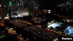 数以万计的民众在香港维多利亚公园举行六四30周年烛光晚会。(2019年6月4日)