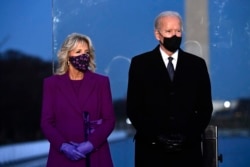 Joe Biden ve eşi Dr. Jill Biden, Lincoln Anıtı önündeki havuzun etrafında yapılan sade törende Corona salgını nedeniyle yaşamını yitiren 400 bin Amerikalı'yı andı.