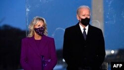 Джо и Джилл Байдены во время церемонии поминовения 400 тысяч жертв пандемии в США, 19 января 2021 года