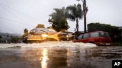 Poplavljene ulice Santa Barbare u Kaliforniji 4. februara 2024. (Foto: AP/Ethan Swope)