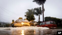 Poplavljene ulice Santa Barbare u Kaliforniji 4. februara 2024. (Foto: AP/Ethan Swope)