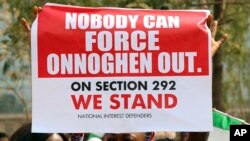Des manifestants devant le secrétariat de Barreau du Nigéria après la suspension du président de la Cour Suprême Walter Onnoghen, Abuja, Nigeria, le 28 janvier, 2019.