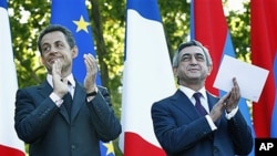 French President Nicolas Sarkozy (L) and Armenian President Serge Sarkisian applaud at the French Square, in Yerevan, Armenia, October 7, 2011.