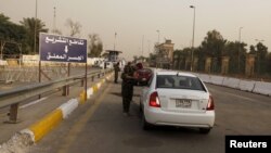 Pasukan keamanan Irak memeriksa mobil yang akan memasuki Zona Hijau di Baghdad (foto: dok). 