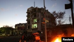 Un véhicule brûlant devant l'hôtel Ambassador, Mogadiscio, le 1er juin 2016.
(REUTERS/Feisal Omar )