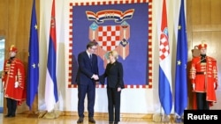 Croatia's President Kolinda Grabar Kitarovic shakes hands with Serbia's President Aleksandar Vucic in Zagreb, Croatia, Feb.12, 2018. 