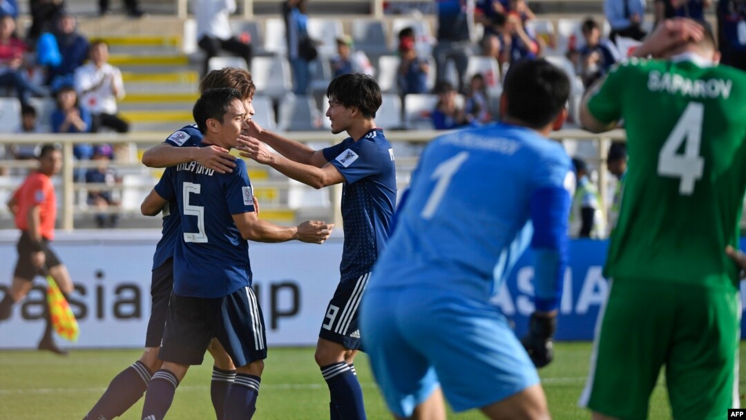 Pemain depan Jepang, Yuya Osako (kiri-belakang) diberi selamat oleh bek Jepang, Yuto Nagatomo (5) dan pemain depan Takumi Minamino (tengah-kanan) dalam laga penyisihan Grup F, Piala Asia 2019 antara Jepang dan Turkmenistan di Stadion al-Nahyan, 9 Januari 2019. 