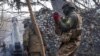 Військовослужбовець Національної гвардії України тримає артилерійський снаряд на позиції поблизу міста Кремінна, 4 березня 2024 року. Фото REUTERS
