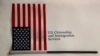 (ARCHIVO) Una bandera estadounidense y un paquete de documentación se muestran antes de una ceremonia de naturalización, el viernes 18 de enero de 2019, en la oficina de campo del Servicio de Ciudadanía e Inmigración de EEUU en Oakland Park, Florida.