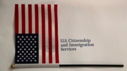 (ARCHIVO) Una bandera estadounidense y un paquete de documentación se muestran antes de una ceremonia de naturalización, el viernes 18 de enero de 2019, en la oficina de campo del Servicio de Ciudadanía e Inmigración de EEUU en Oakland Park, Florida.