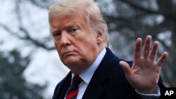 El presidente de EE.UU. Donald Trump y el veterano actor John Travolta fueron nominados el lunes a lo peor del cine hollywoodense: los premios Razzie. En la gráfica, el mandatario estadounidense atraviesa los jardines de la Casa Blanca el 19/1/19. (AP Foto/Manuel Balce Ceneta). 