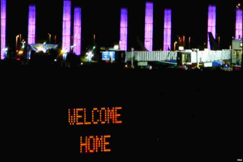 欢迎奋进号回家的灯光标志