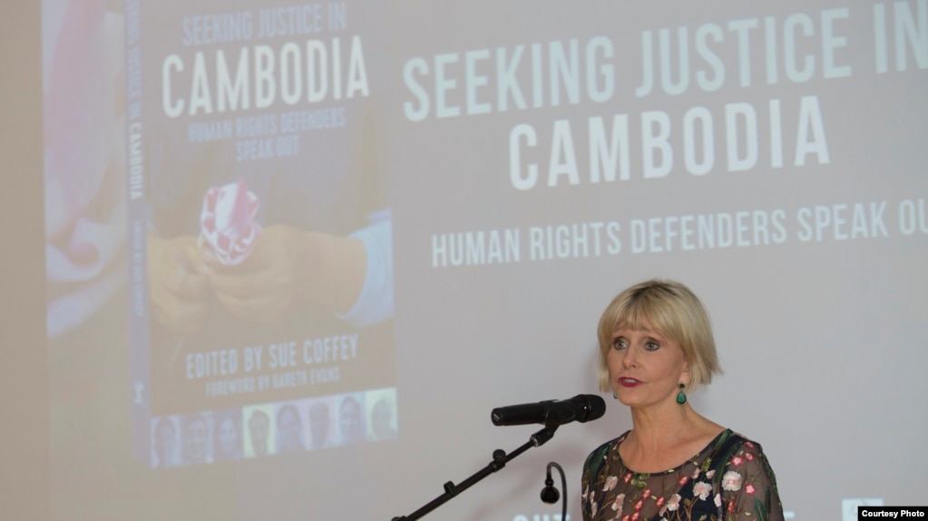 រូប​ឯកសារ៖ អ្នកស្រី ​Sue Coffey ​អ្នក​និពន្ធ​សៀវភៅ «ការស្វែងរក​យុត្តិធម៌​នៅ​កម្ពុជា៖ អ្នកការពារ​សិទ្ធិមនុស្ស​បកស្រាយ» ថ្លែង​ក្នុង​អំឡុង​បាន​ចេញ​ផ្សាយ​សៀវភៅ​នេះ​ដំបូង​ជា​ភាសា​អង់គ្លេស​កាល​ពី​ឆ្នាំ​២០១៨ នៅ​ទី​ក្រុង Melbourne ប្រទេស​អូស្ត្រាលី។ (រូបថត​ផ្តល់​ឱ្យ)