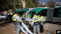 13일 예루살렘 시 버스 안에서 발생한 폭력 사태로 사망한 희생자의 사체를 이스라엘 구급요원들이 옮기고 있다.