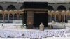 Masjidil Haram di Mekah beroperasi dengan kapasitas penuh pada 17 Oktober 2021. Jamaah melakukan ibadah salat secara berdempetan untuk pertama kalinya sejak pandemi virus corona dimulai. (Foto: AFP)