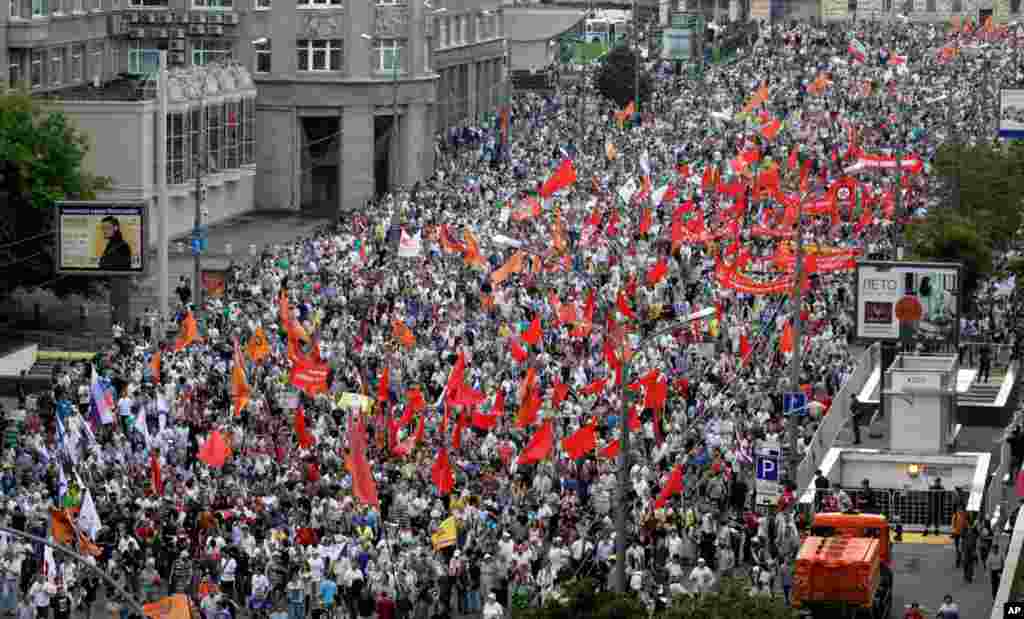 6月12日在莫斯科举行的一次反对普京的大规模抗议中，示威者举着各个组织的旗帜。