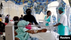 Petugas rumah sakit sedang merawat pasien kolera di Rumah Sakit Nasional Kenyatta, di Nairobi, Kenya, 19 Juli 2017. 