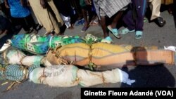 Les corps des victimes des crues du Niger, au Bénin, le 11 septembre 2017. (VOA/Ginette Fleure Adandé)