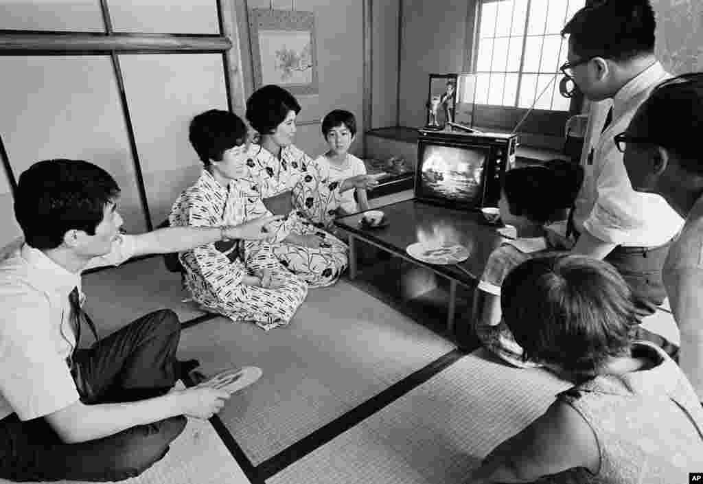 Satu keluarga di Tokyo sedang menyaksikan siaran langsung Presiden AS Richard Nixon dan astronot Apollo 11 yang memberi salam dari Bulan, 21 Juli 1969. (Foto: AP)