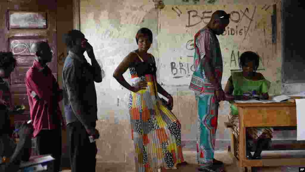 Les électeurs font la queue pour voter au second tour de l'élection présidentielle dans le quatrième arrondissement de Bangui, en République centrafricaine, 14 février 2016. 